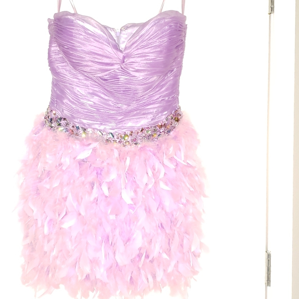 Perfect for a holloween costume! Amazing purple dress 👗 💜